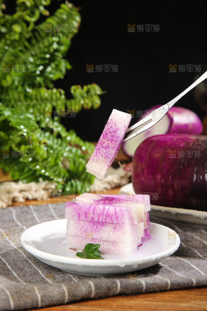 深底上的冰淇凌萝卜