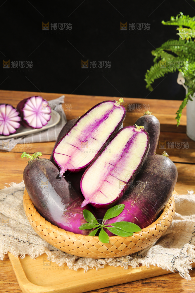 深底上的冰淇凌萝卜