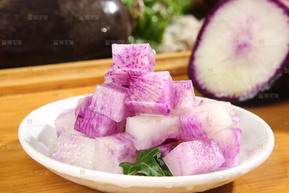 深底上的冰淇凌萝卜