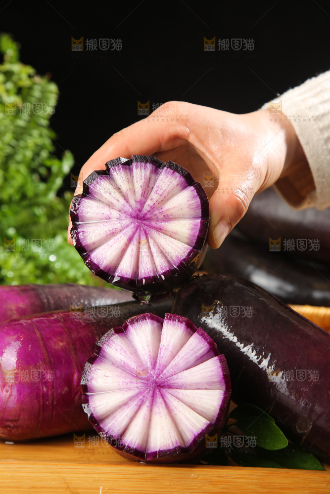 深底上的冰淇凌萝卜