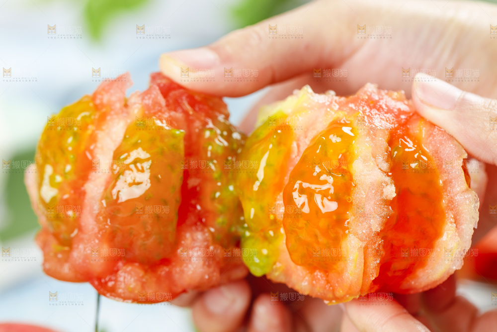 浅底上的铁皮西红柿