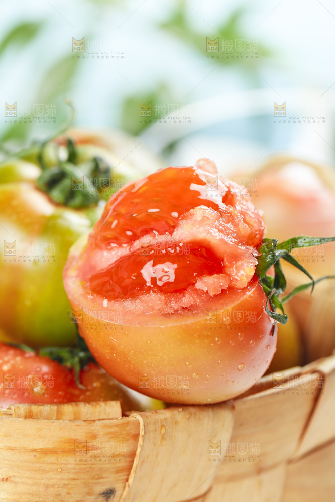 浅底上的铁皮西红柿