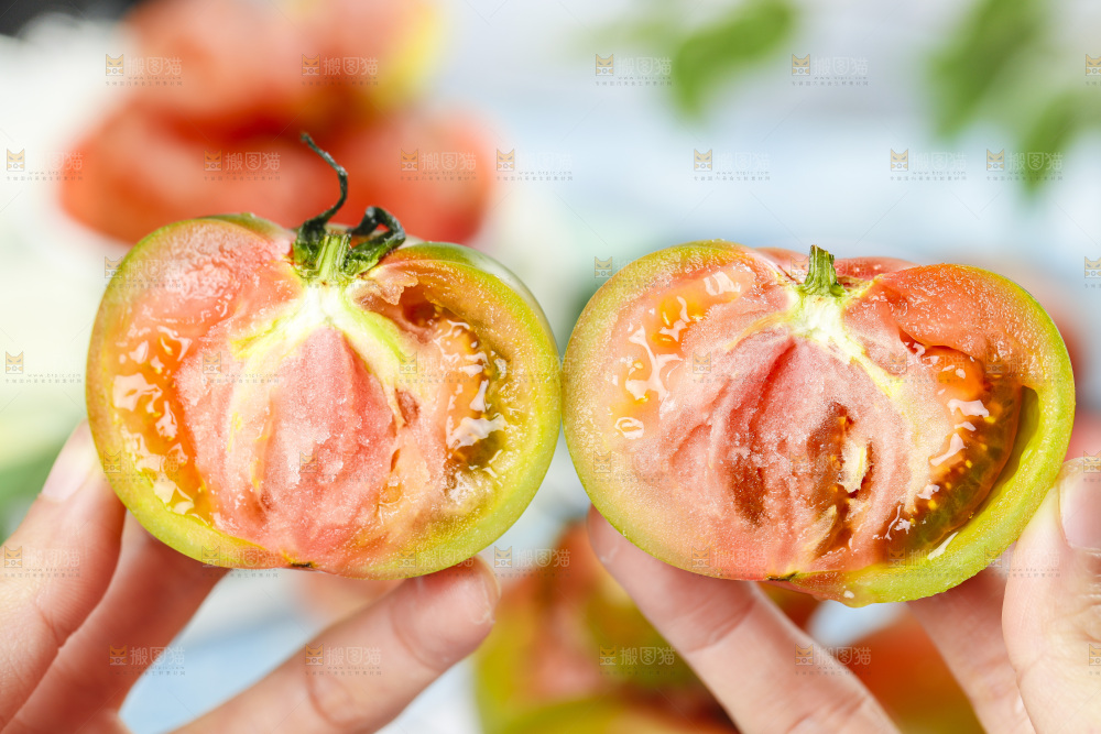 浅底上的铁皮西红柿