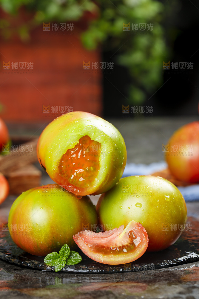 深底上的铁皮西红柿