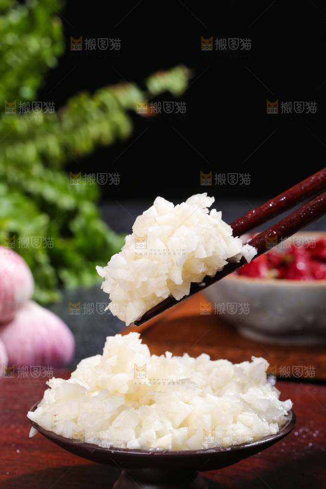 深底上的蒜末