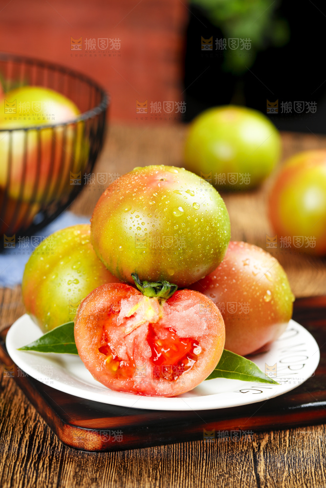 木底上的铁皮西红柿