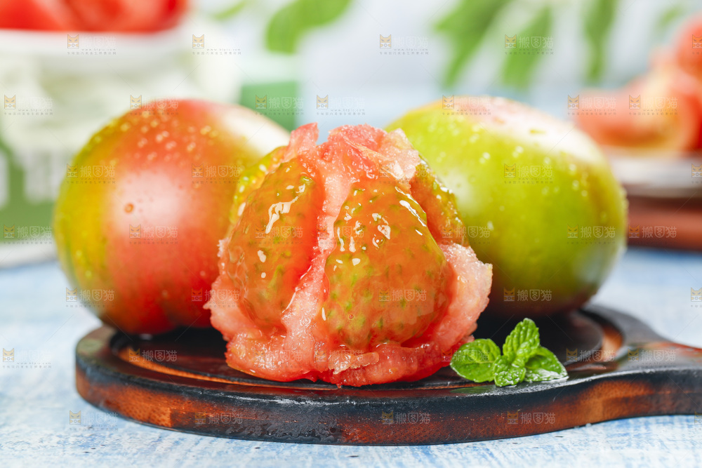 浅底上的铁皮西红柿