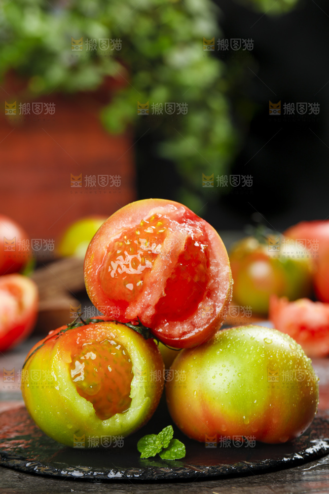 深底上的铁皮西红柿