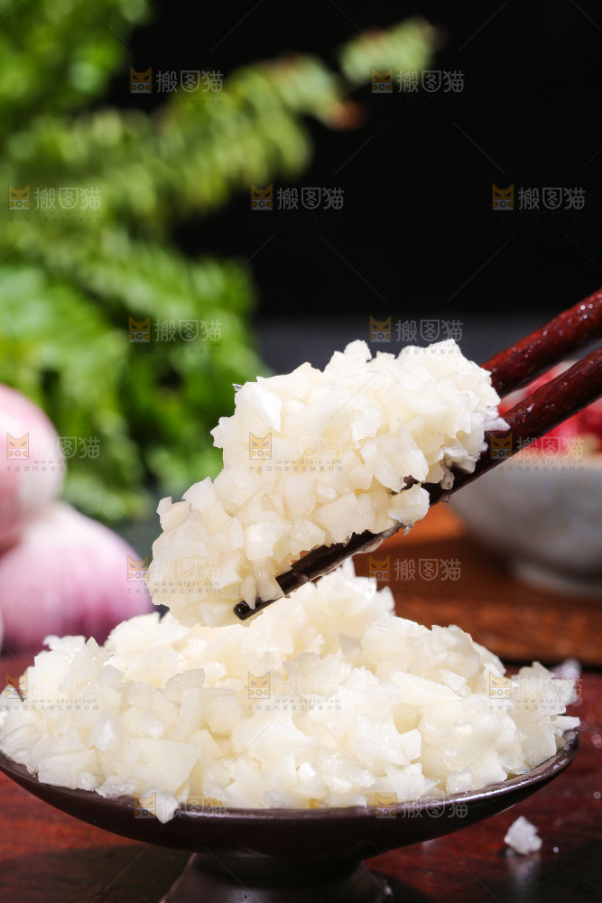 深底上的蒜末