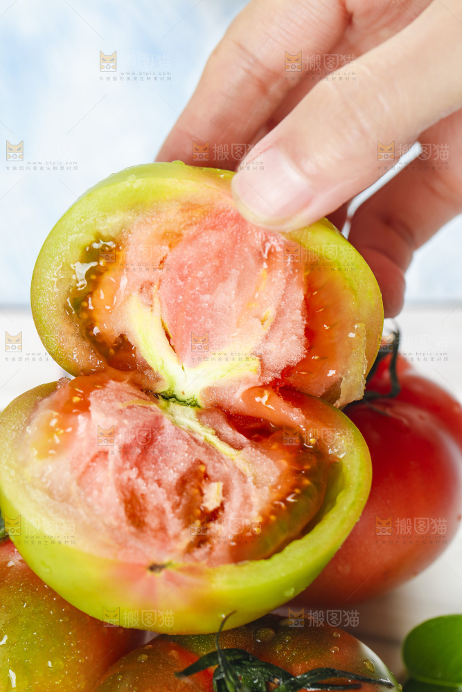 浅底上的铁皮西红柿