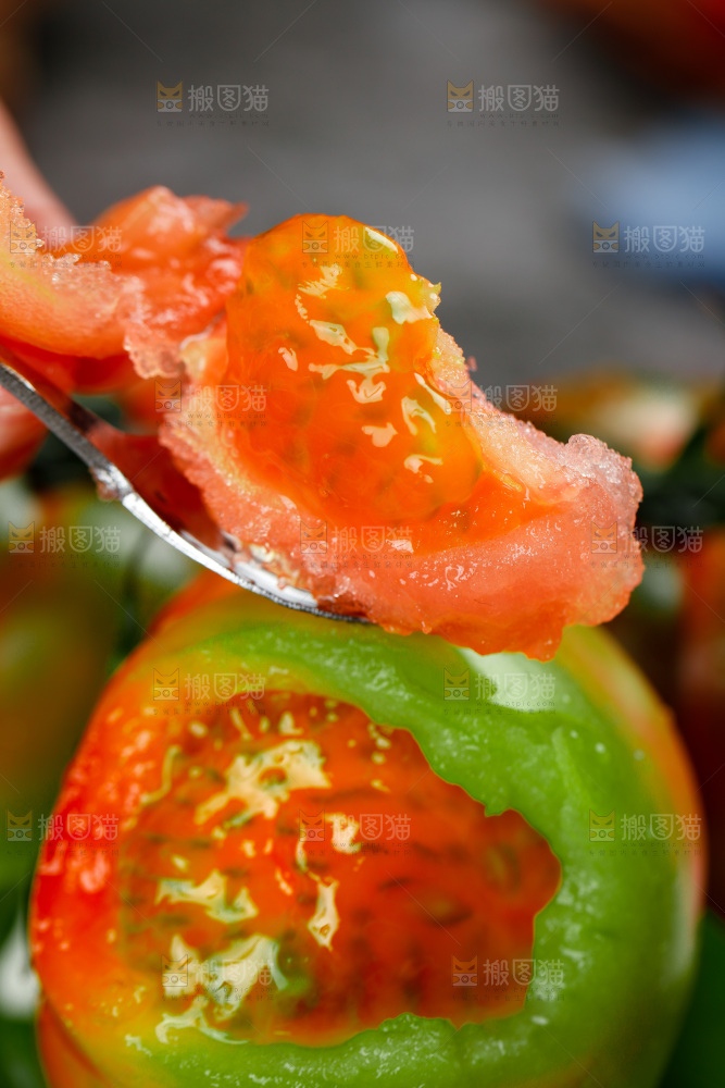 深底上的铁皮西红柿