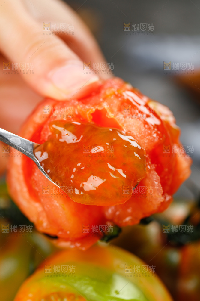 深底上的铁皮西红柿