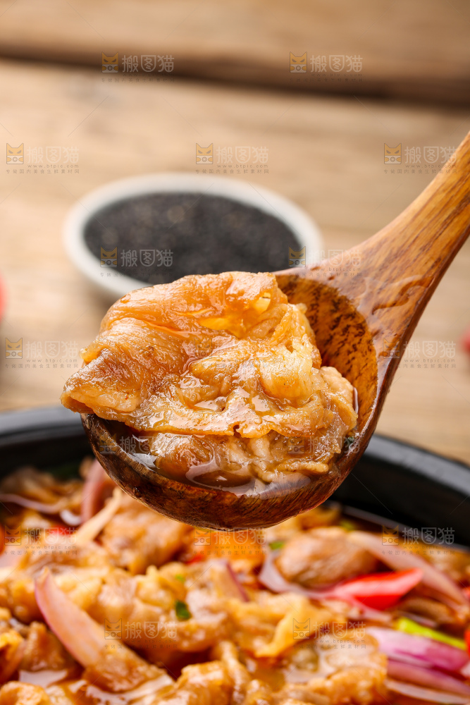 木底上的麻辣羊肉卷