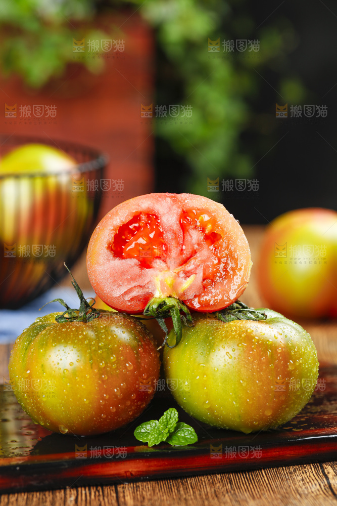 木底上的铁皮西红柿
