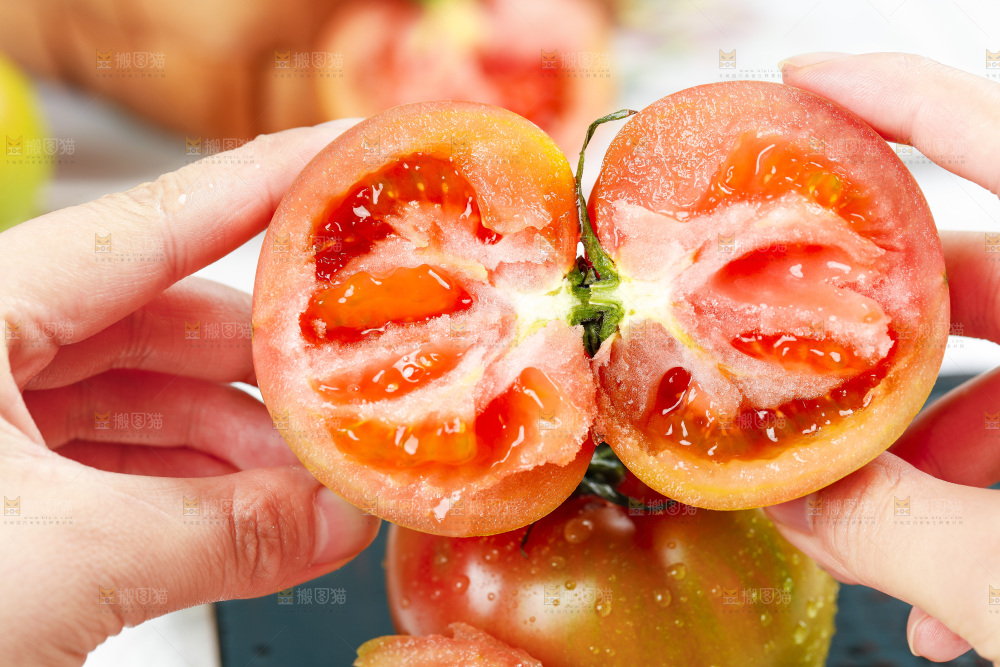 浅底上的铁皮西红柿