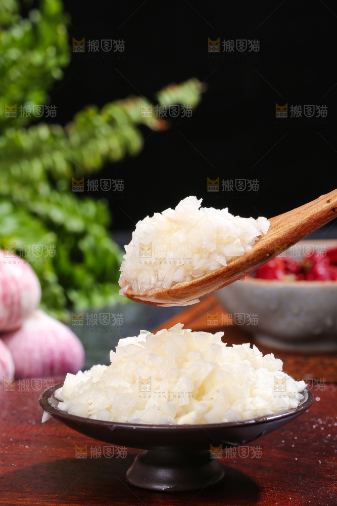 深底上的蒜末