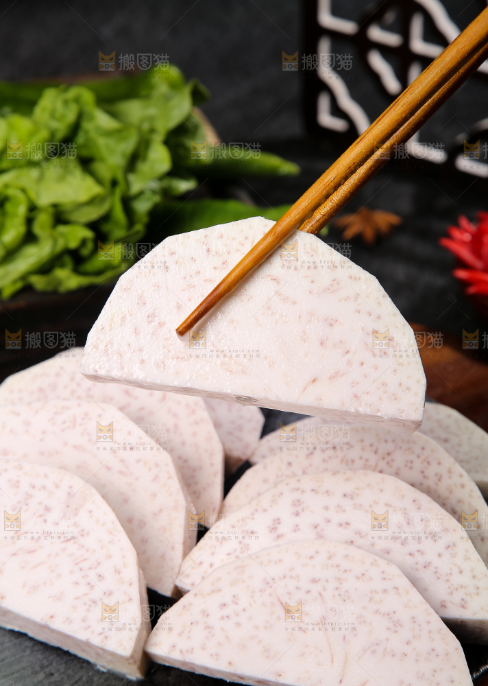 深底上的去皮芋头块
