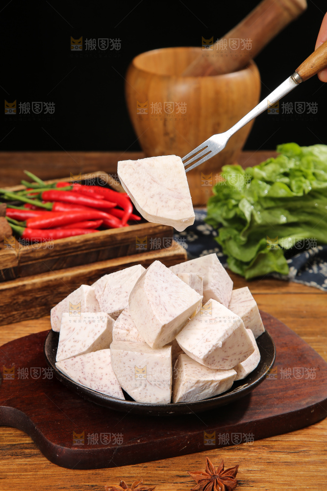 深底上的去皮芋头块