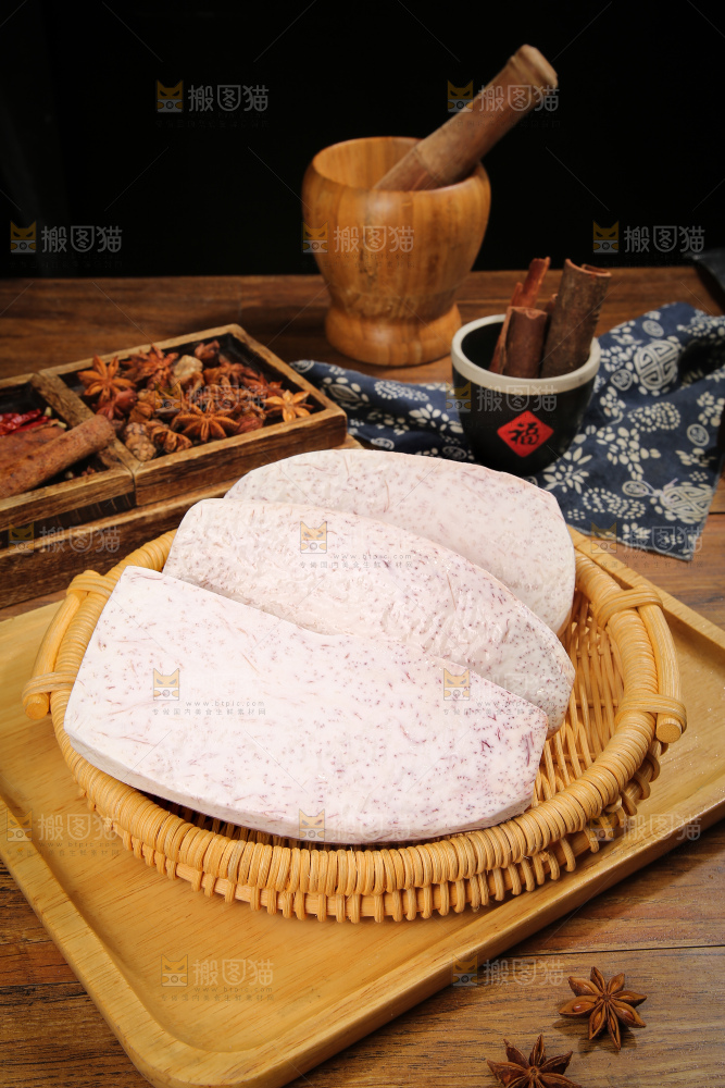 深底上的去皮芋头块