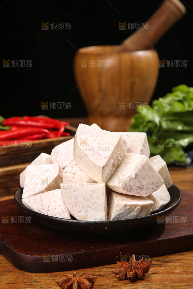 深底上的去皮芋头块