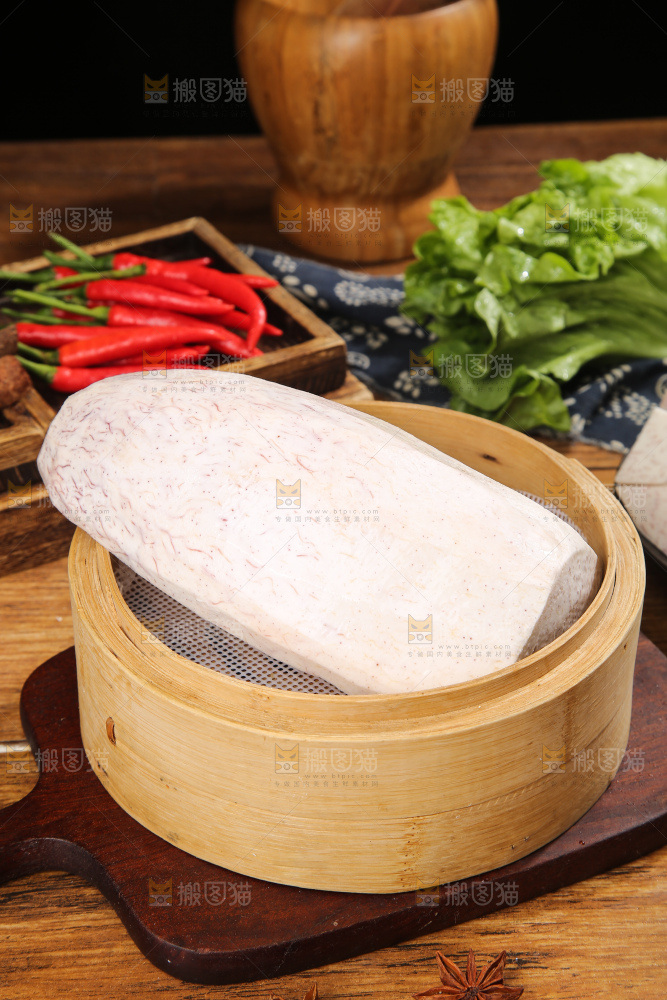 深底上的去皮芋头块
