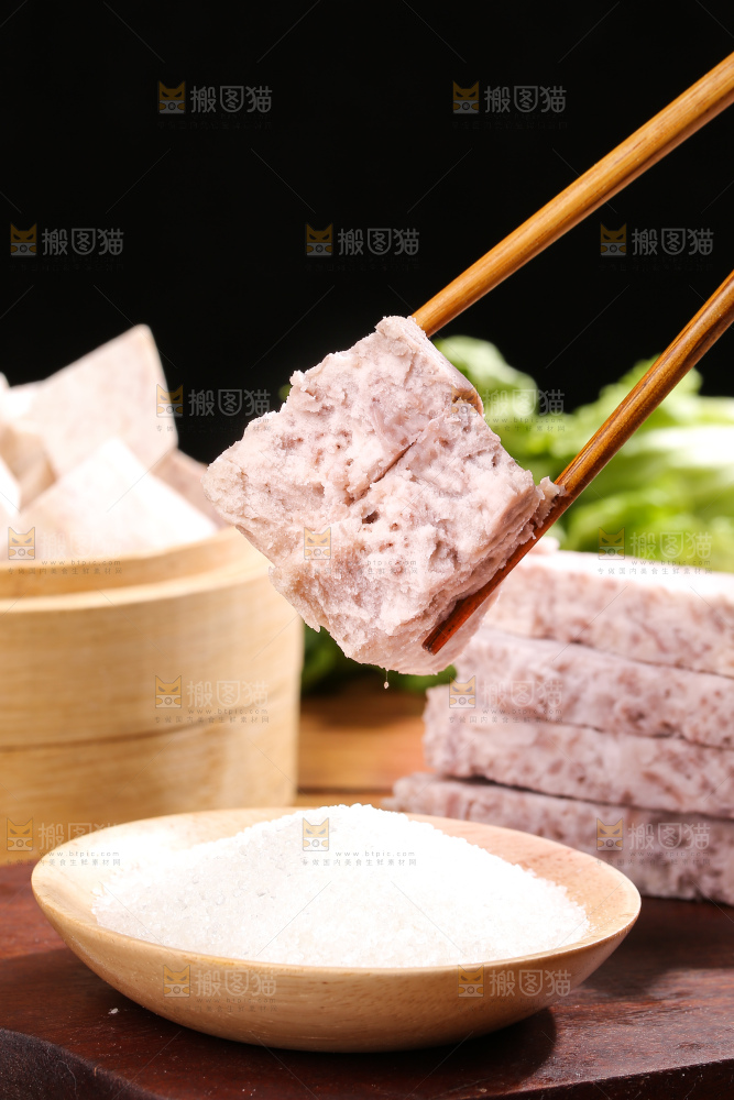 深底上的去皮芋头块