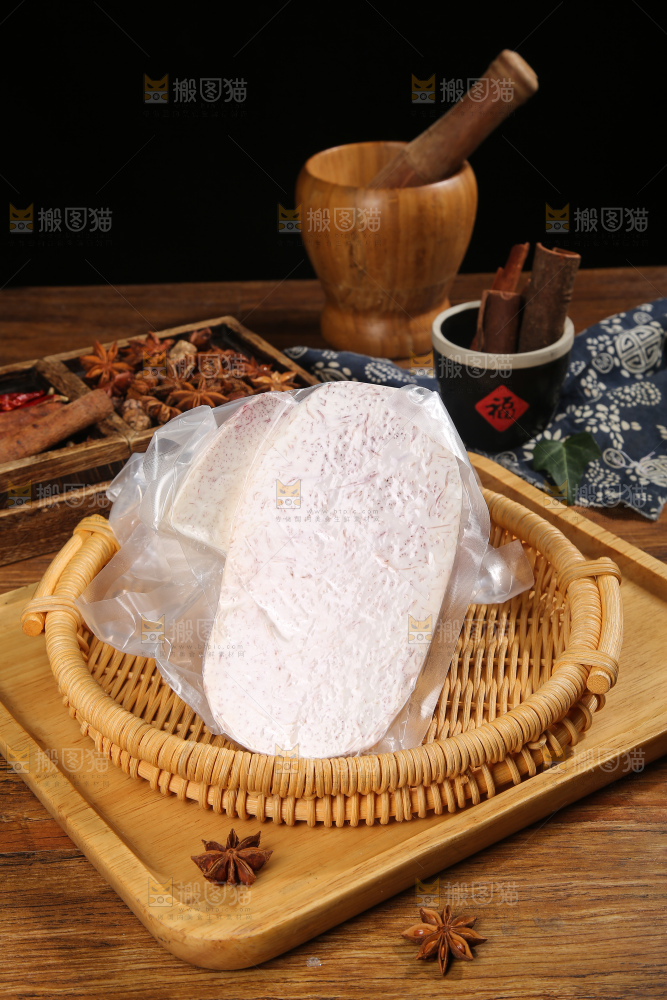 深底上的去皮芋头块