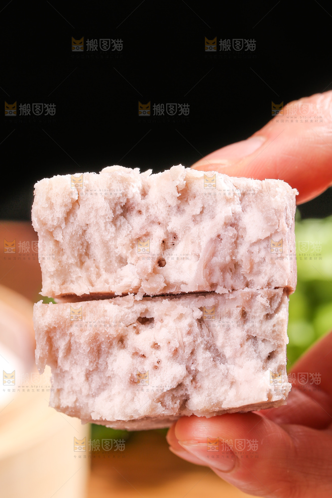 深底上的去皮芋头块