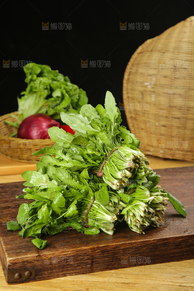 木底上的荠菜