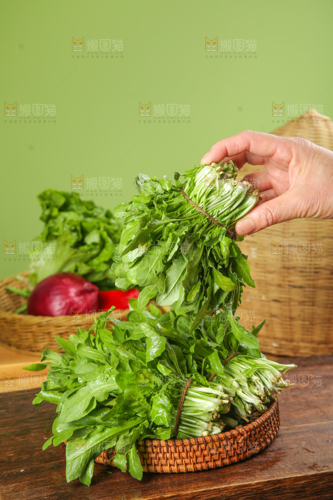 木底上的荠菜