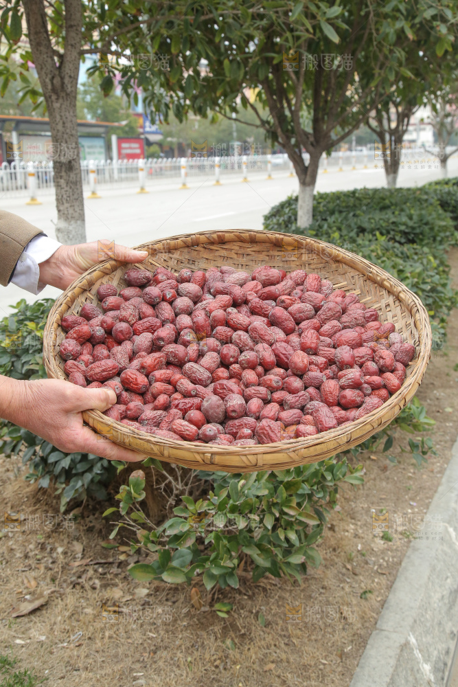 堆放着的灰枣