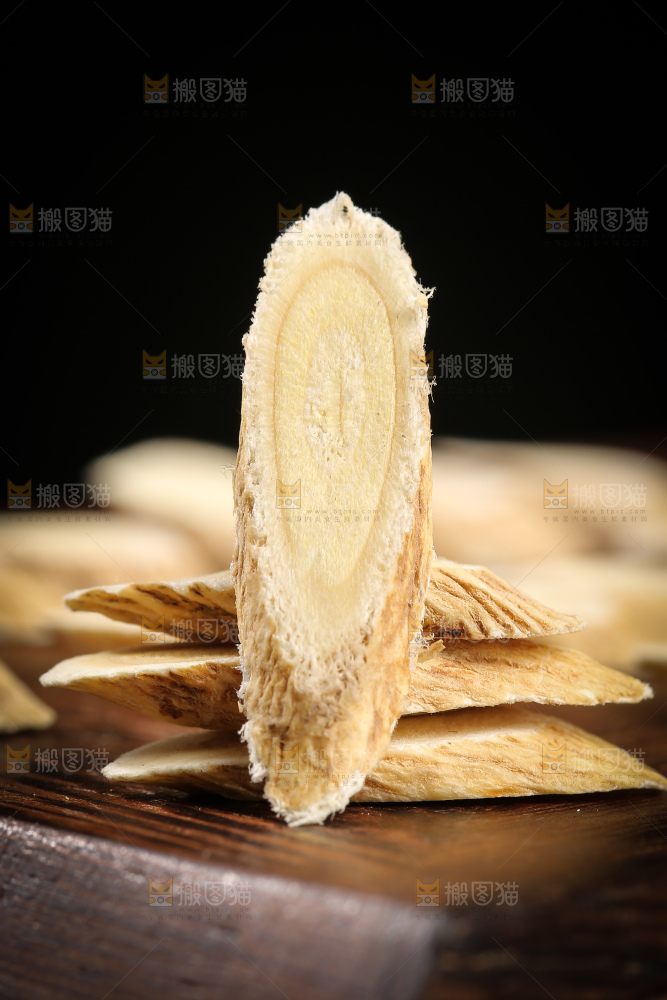 深底上的黄芪片