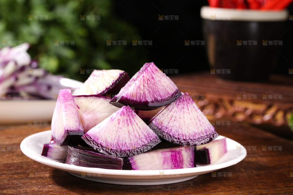 木底上的冰淇淋萝卜