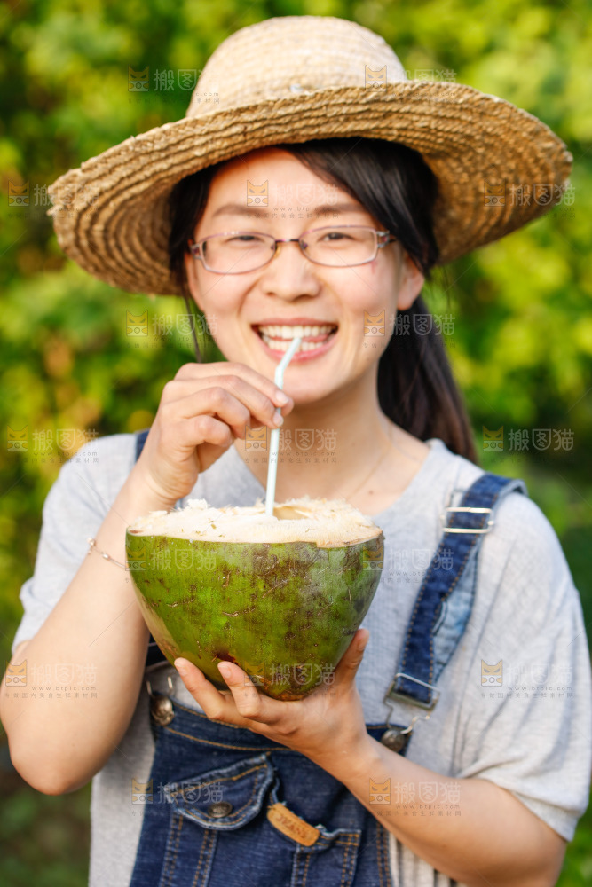 手里拿着椰青