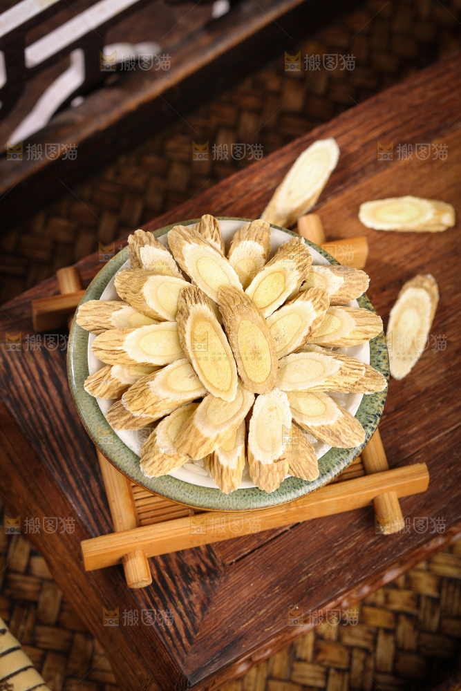 深底上的黄芪片