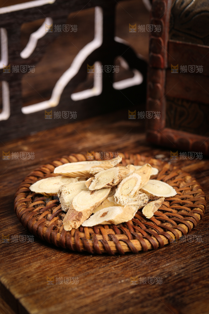 深底上的黄芪片