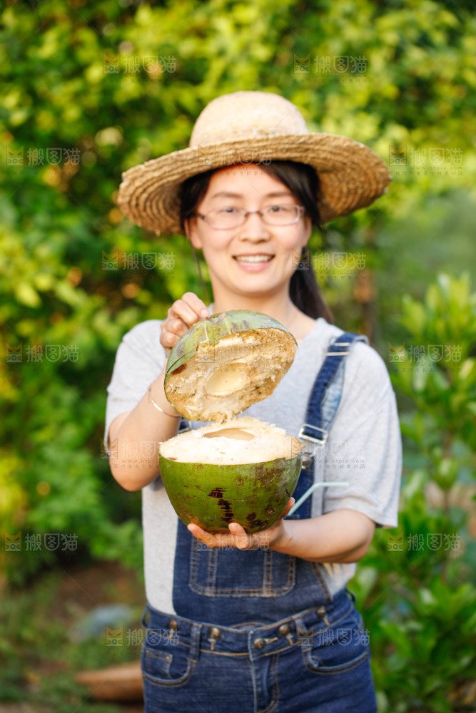 手里拿着椰青