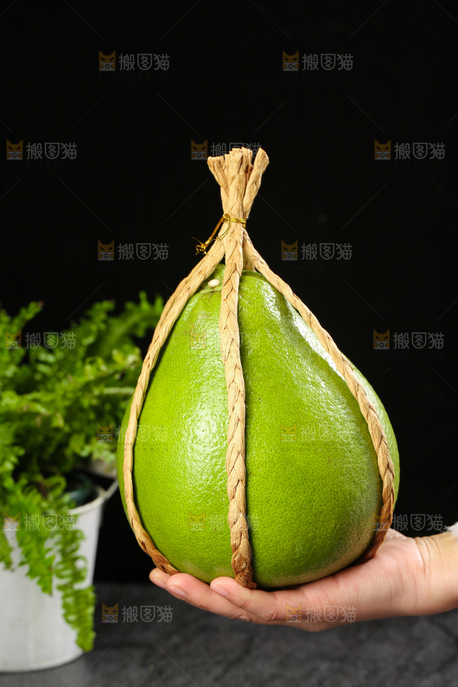 深底上的红宝石青柚