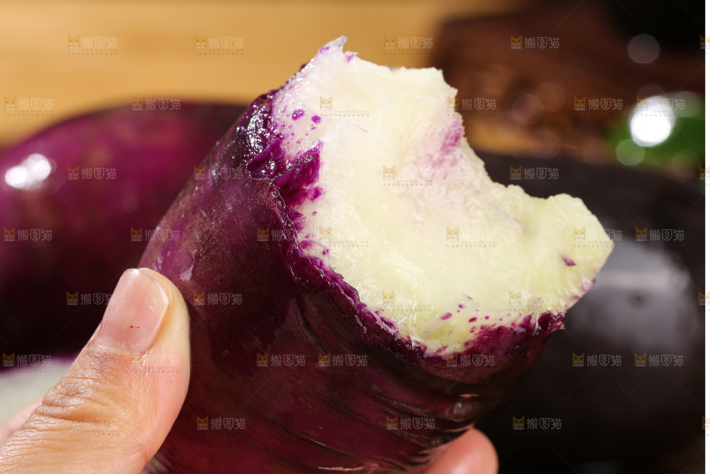 木底上的冰淇淋萝卜