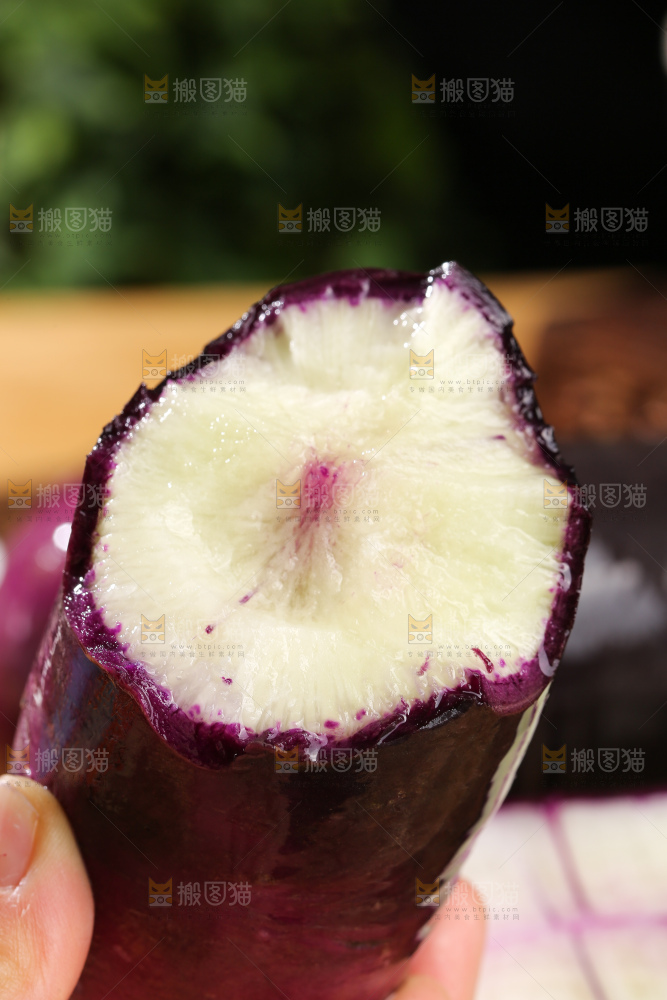 木底上的冰淇淋萝卜