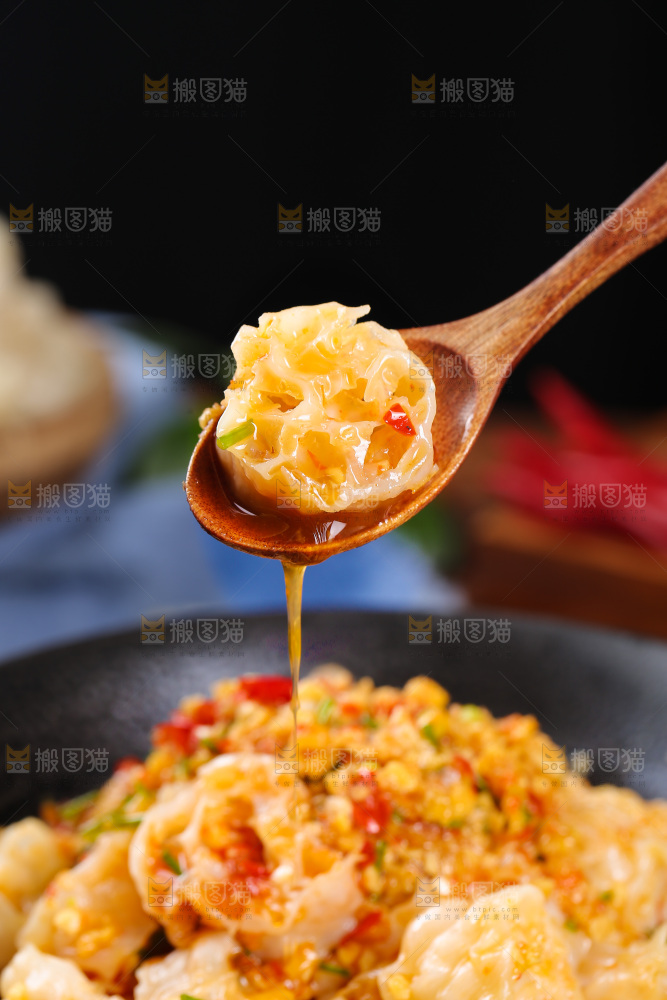 深底上的凉拌面藕