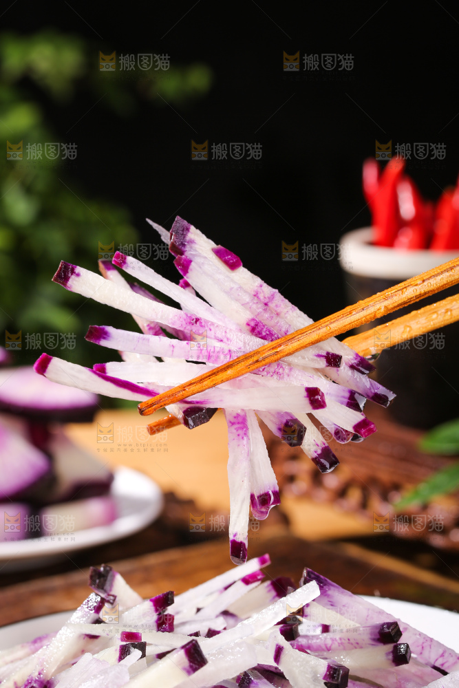 木底上的冰淇淋萝卜
