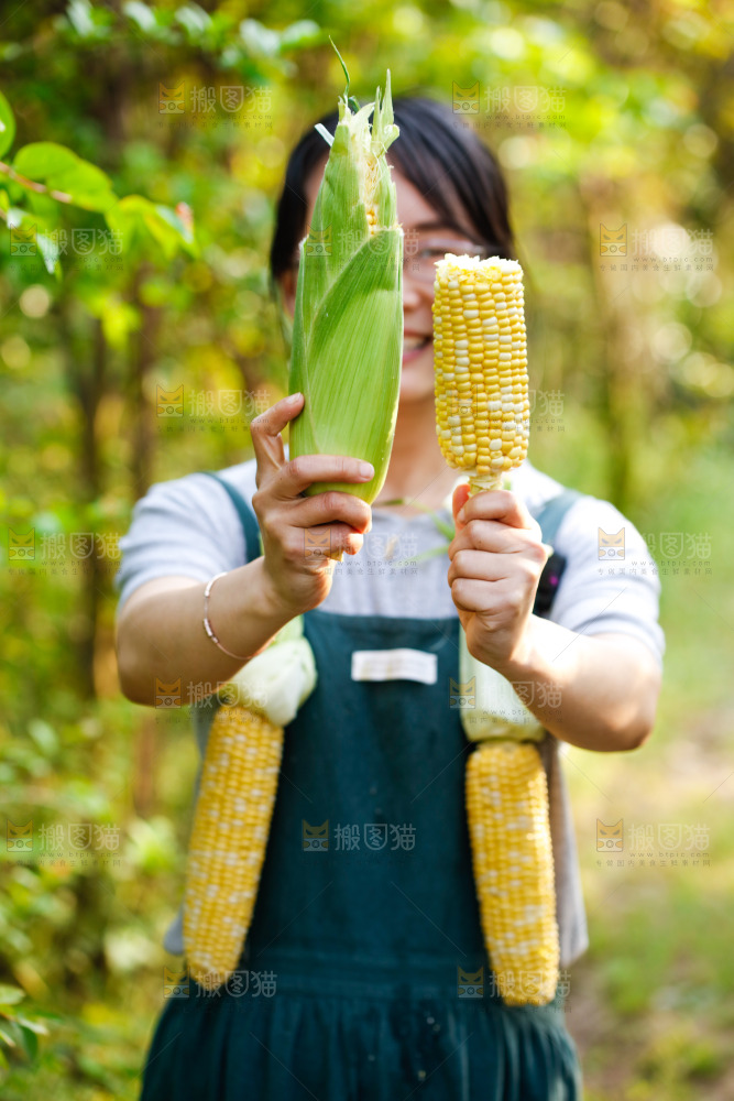 手里拿着甜玉米