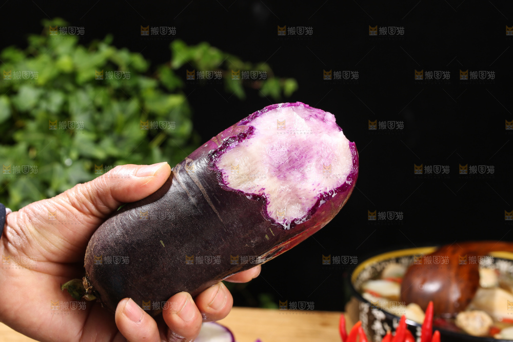 木底上的冰淇淋萝卜