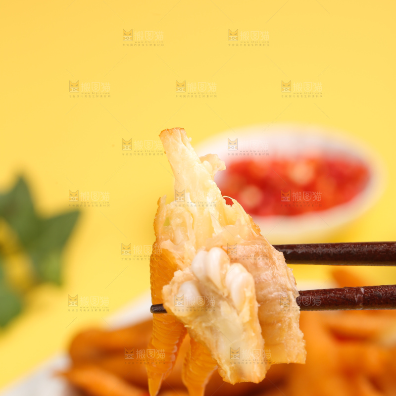 浅底上的酸辣鸡爪