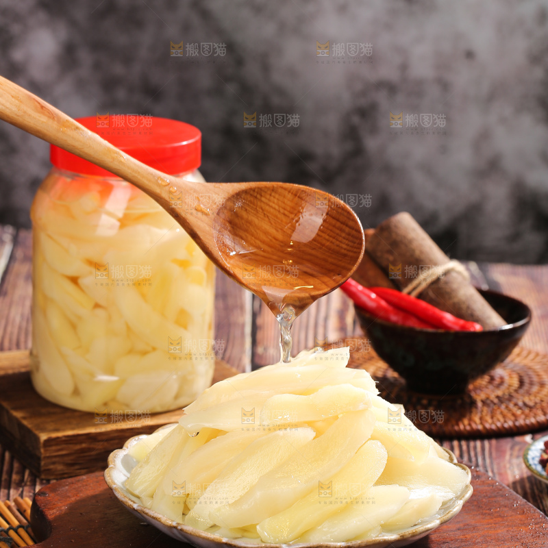 木底上的糖醋姜