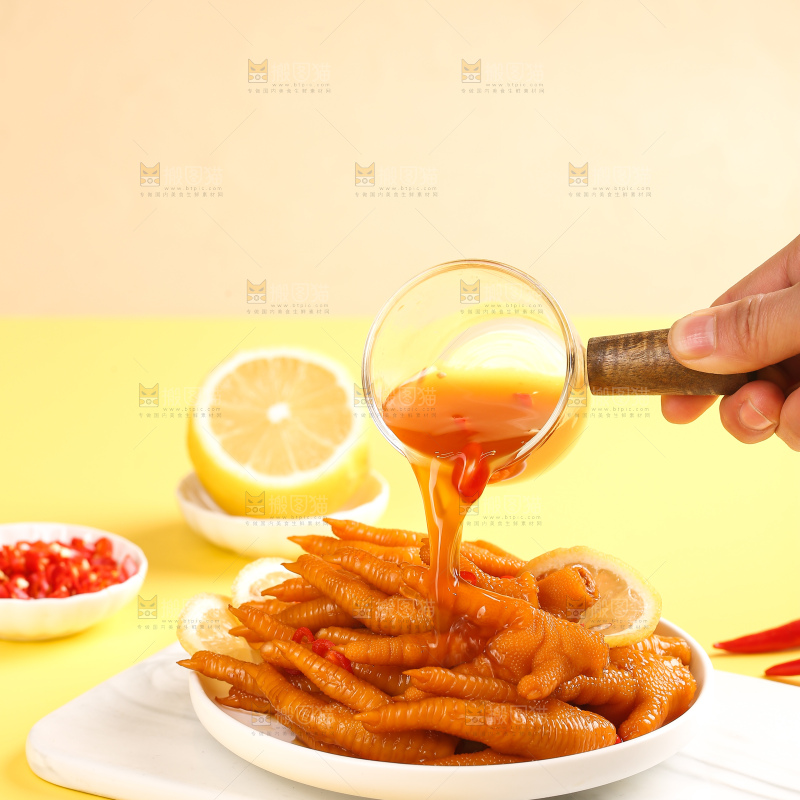 浅底上的酸辣鸡爪