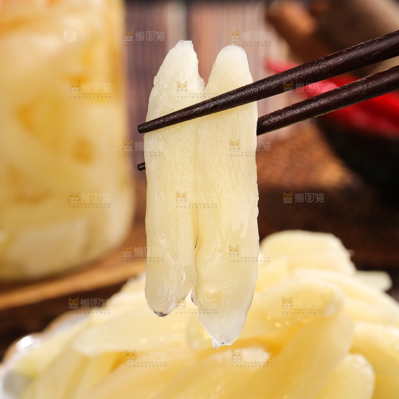 木底上的糖醋姜
