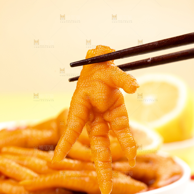 浅底上的酸辣鸡爪