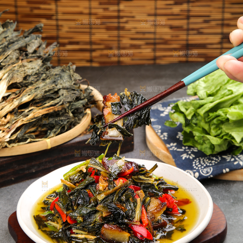 盘子里的白菜炒腊肉